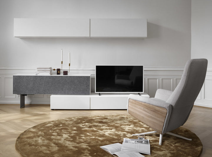 The Decorators: Comoda TV BoConcept Lugano 192x28cm, stejar inchis, cu usa din sticla fumurie si sertar cu usa simpla